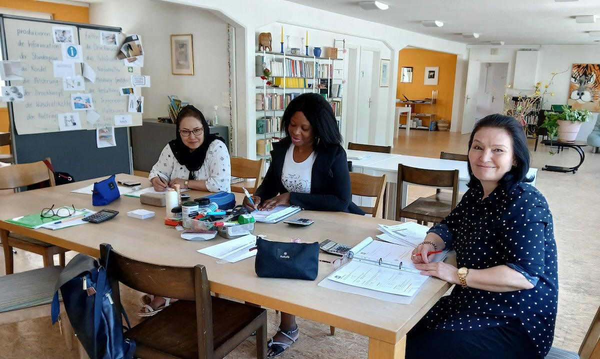 Drei Lernende bei der Arbeit