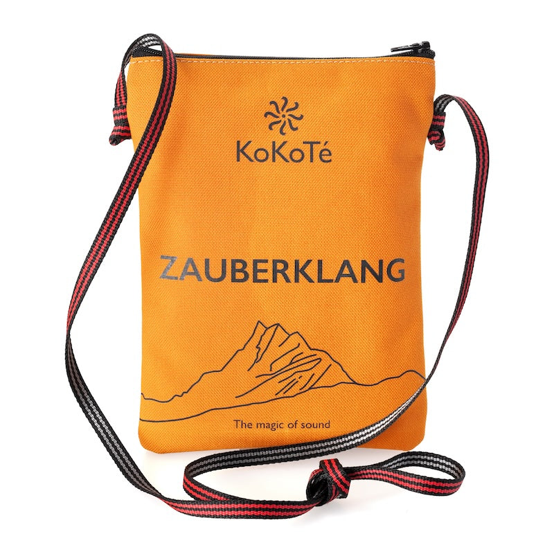 Kleine Umhängetasche «Surplus L» Zauberklang Safrangelb von KoKoTé, der Urner Taschenmanufaktur. Swiss made Taschen und Accessoires.