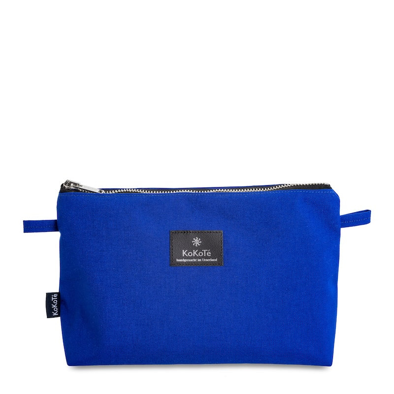 Necessaire «Nessi» L Ultramarinblau von KoKoTé, der Urner Taschenmanufaktur. Swiss made Taschen und Accessoires.