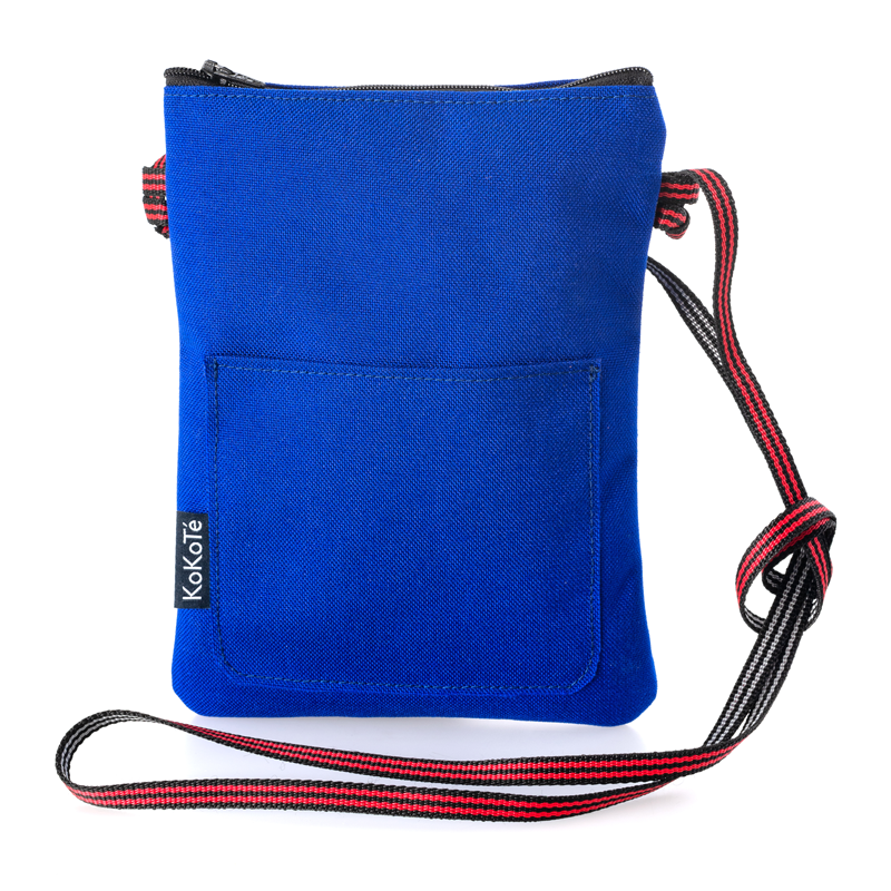 Kleine Umhängetasche «Surplus L» Ultramarineblau von KoKoTé, der Urner Taschenmanufaktur. Swiss made Taschen und Accessoires.