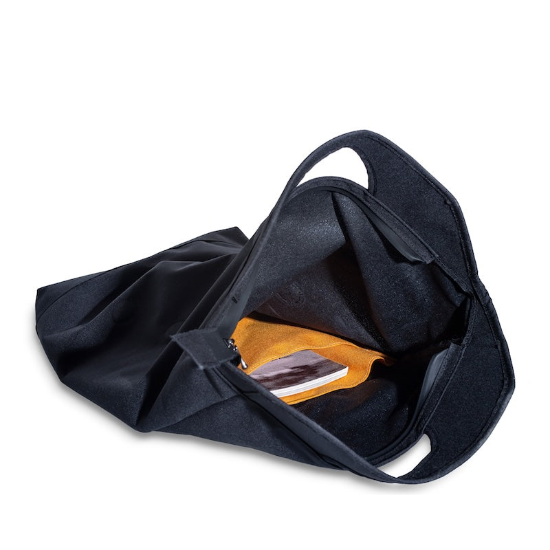 Rucksack «Clap & Smile», inkl. reflektierendes Magnetband Schwarz von KoKoTé, der Urner Taschenmanufaktur. Swiss made Taschen und Accessoires.