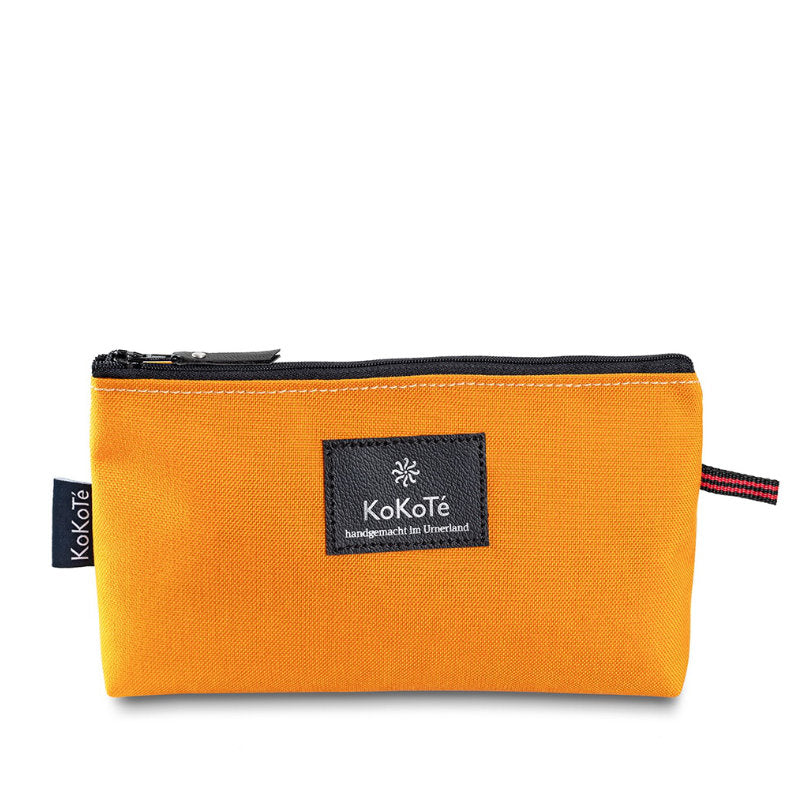 Necessaire «Nessi» M Safrangelb von KoKoTé, der Urner Taschenmanufaktur. Swiss made Taschen und Accessoires.