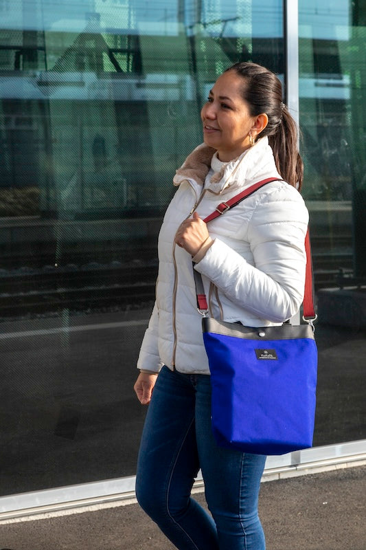 Einkaufstasche «Poschti M» Ultramarinblau von KoKoTé, der Urner Taschenmanufaktur. Swiss made Taschen und Accessoires.