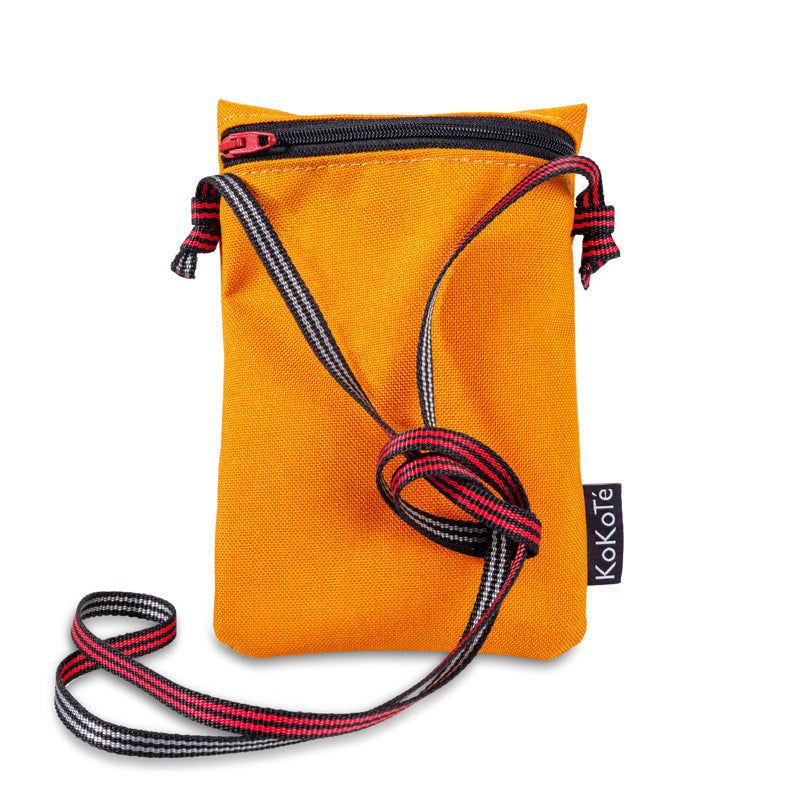 Kleine Umhängetasche «Kolibri» Safrangelb von KoKoTé, der Urner Taschenmanufaktur. Swiss made Taschen und Accessoires.