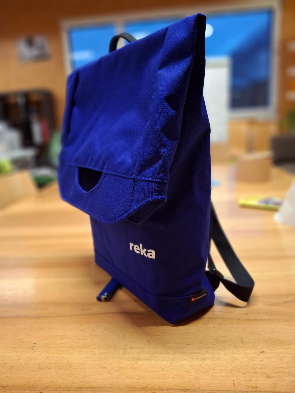 Blauer Rucksack mit dem Reka-Logo