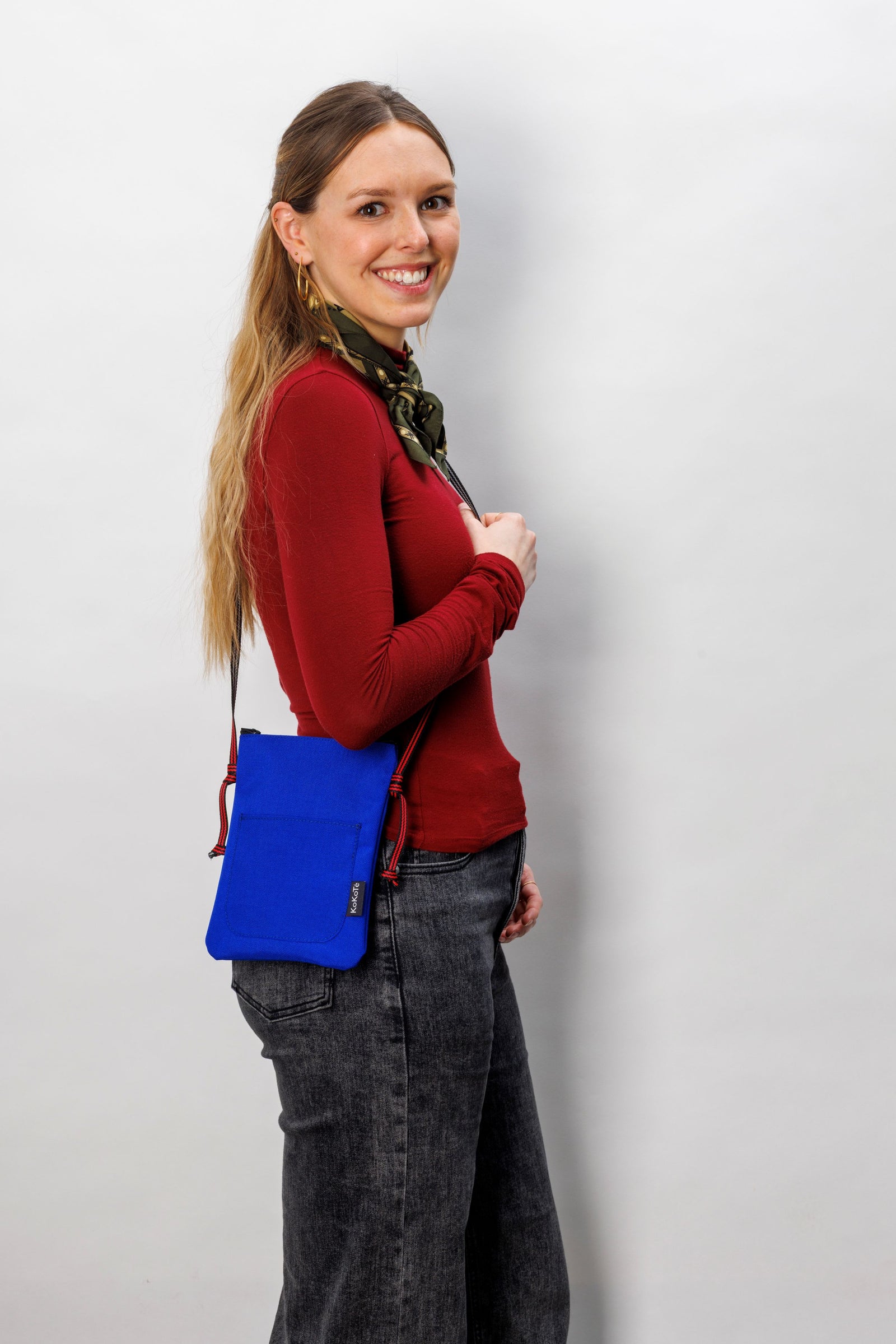 Kleine Umhängetasche «Surplus L» Ultramarineblau von KoKoTé, der Urner Taschenmanufaktur. Swiss made Taschen und Accessoires.