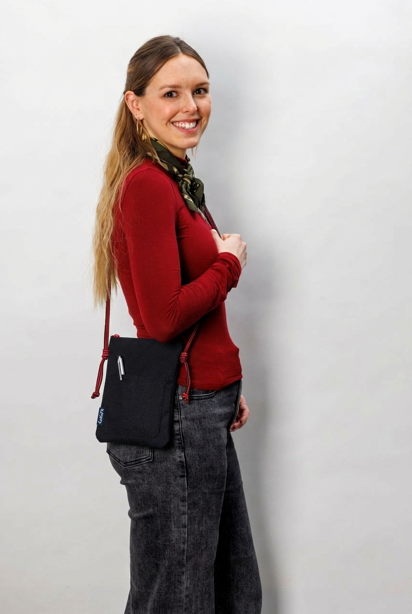 Kleine Umhängetasche «Surplus L» Schwarz von KoKoTé, der Urner Taschenmanufaktur. Swiss made Taschen und Accessoires.